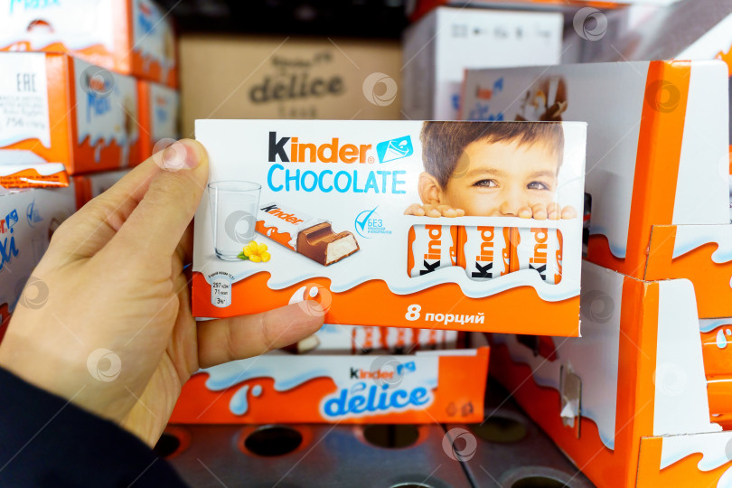 Скачать Тюмень, Россия - 02 декабря 2021 года: Шоколадные закуски марки Kinder поступили в продажу на прилавках магазинов. Подарочные наборы на Новый год и Рождество фотосток Ozero