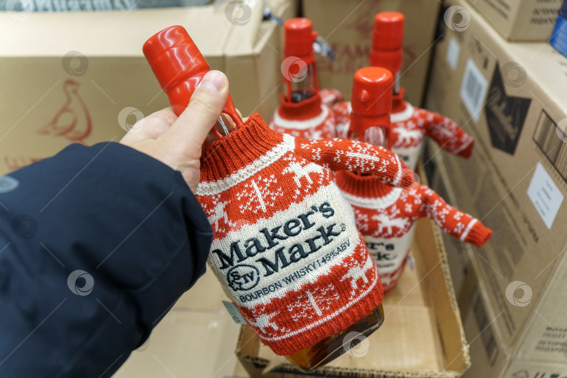 Скачать Тюмень, Россия - 02 декабря 2021 года: Марка Bottle of Makers отмечает продажу крепкого алкоголя в гипермаркетах. Новогодняя коллекция, выборочный фокус фотосток Ozero