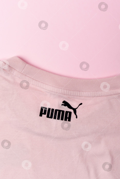 Скачать Тюмень, Россия - 08 декабря 2021 года: логотип Puma крупным планом на футболке. Вертикальная фотография фотосток Ozero