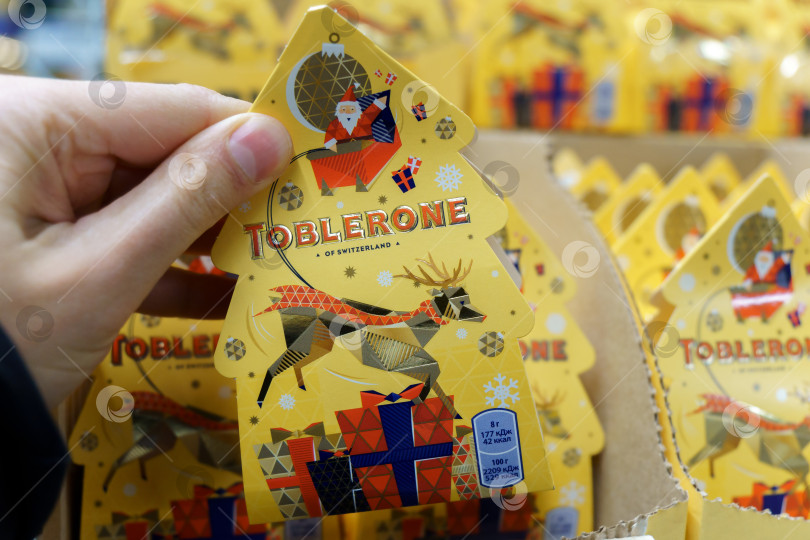 Скачать Тюмень, Россия - 02 декабря 2021 года: логотип Toblerone крупным планом. Toblerone - швейцарский бренд шоколадных батончиков фотосток Ozero