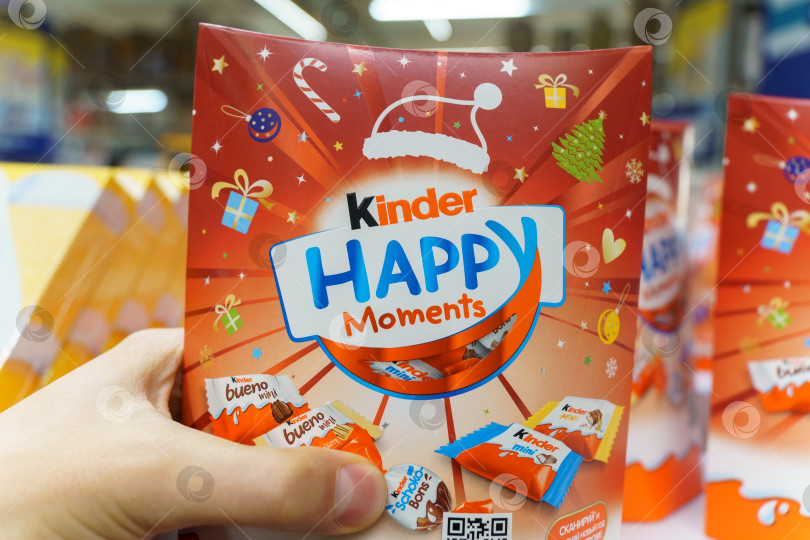 Скачать Тюмень, Россия - 02 декабря 2021 года: Логотип Kinder happy moments - продуктовая линейка итальянской кондитерской транснациональной корпорации Ferrero. фотосток Ozero