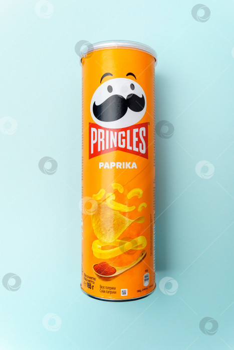 Скачать Тюмень, Россия - 08 декабря 2021 года: Pringles - бренд картофельных чипсов, принадлежащий компании Kellogg. фотосток Ozero