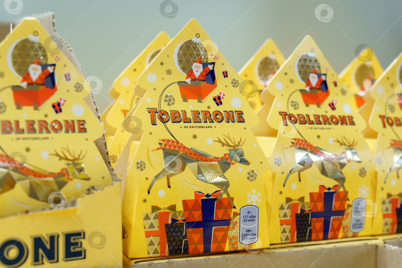 Скачать Тюмень, Россия - 02 декабря 2021 года: логотип Toblerone крупным планом. Toblerone - швейцарский бренд шоколадных батончиков фотосток Ozero