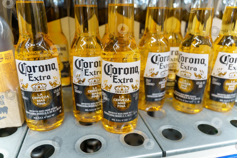 Скачать Тюмень, Россия - 02 декабря 2021 года: Светлое светлое пиво Corona Extra, одно из самых продаваемых сортов пива в мире. Распродажа в гипермаркете фотосток Ozero