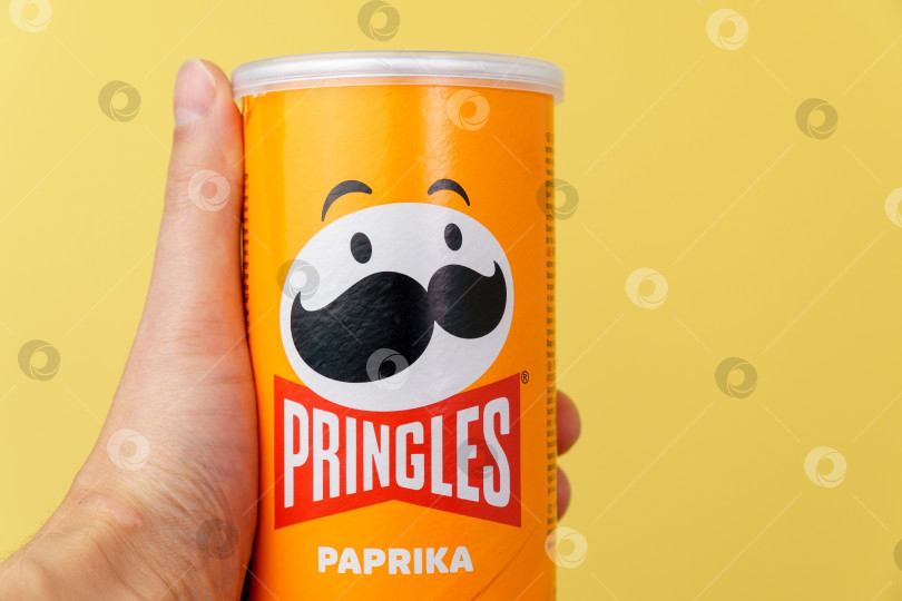 Скачать Тюмень, Россия - 08 декабря 2021 года: Pringles - бренд картофельных чипсов, принадлежащий компании Kellogg. фотосток Ozero