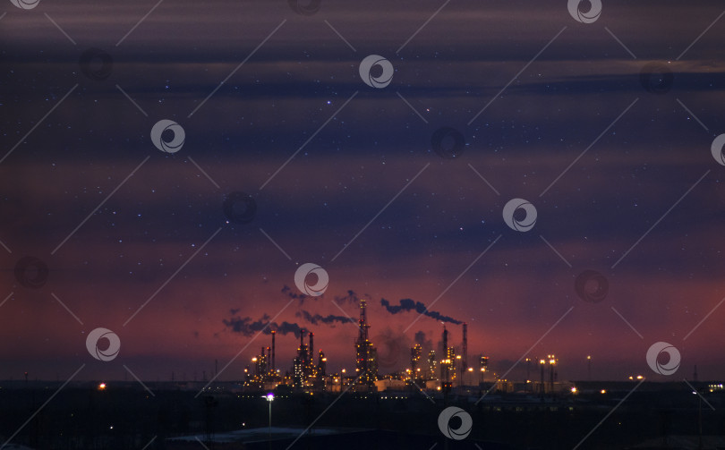 Скачать Дым из труб металлургического завода загрязняет окружающую среду. Ночное фото. Место для копирования текста фотосток Ozero