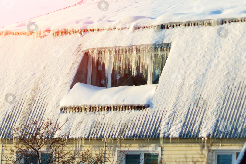 Скачать Сосульки зимой. Замерзшее окно в доме. Зимний сезон фотосток Ozero