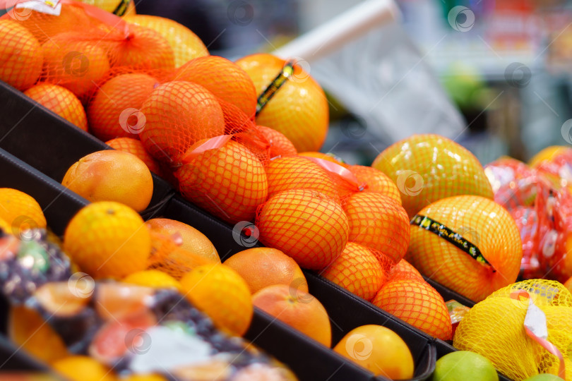 Скачать Спелые цитрусовые апельсины на полках продуктовых супермаркетов. Продажа фруктов фотосток Ozero