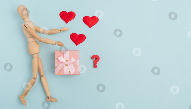 Скачать Выбор подарков на День Святого Валентина, деревянный манекен в виде сердечек, вид сверху фотосток Ozero