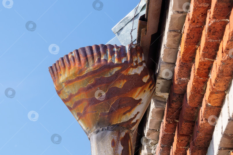Скачать Водосточная труба водосточного желоба, старая выветренная грязная стена в винтажном стиле крупным планом фотосток Ozero