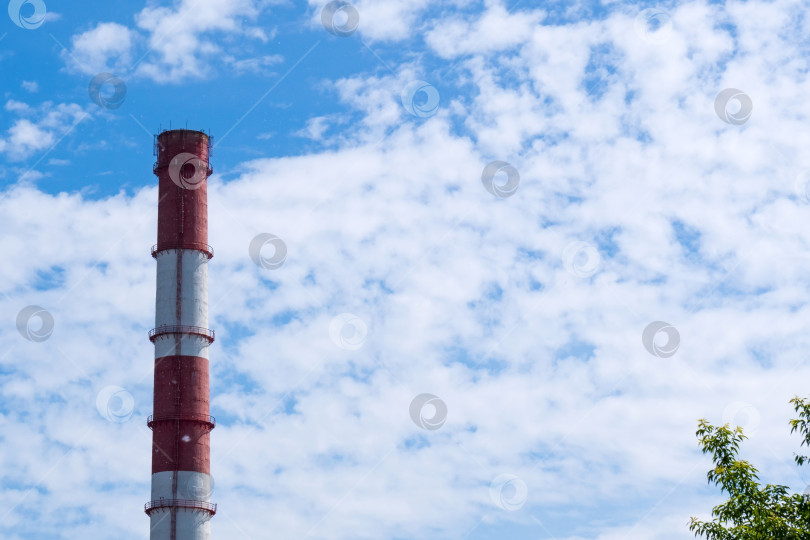 Скачать Вблизи нет дыма из промышленных труб. на фоне голубого неба. пространство для текста фотосток Ozero
