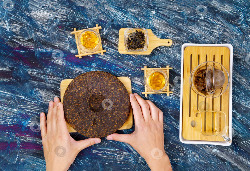 Скачать Чайная церемония с китайским чаем пуэр, вид сверху. Темный фон фотосток Ozero