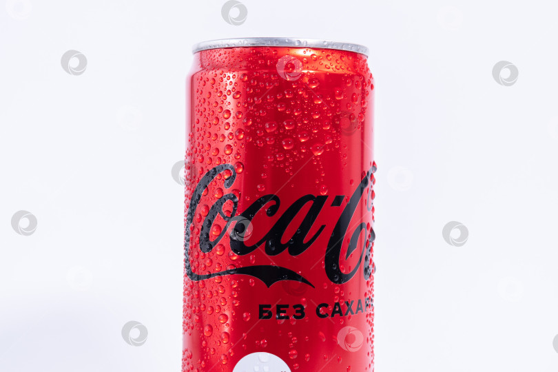 Скачать Тюмень, Россия - 25 мая 2021 года: напиток Coca-Cola, выделенный на белом фоне. Напиток производится компанией Coca-Cola Company фотосток Ozero