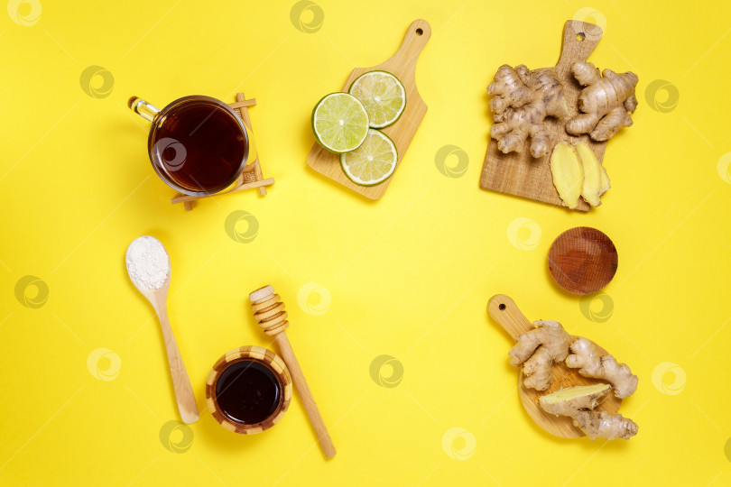 Скачать Чай с сухофруктами лайма, имбиря, меда на желтом фоне. вид сверху фотосток Ozero