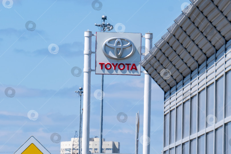Скачать Тюмень, Россия - 4 июня 2021 года: логотип компании Toyota. филиал глобальной японской корпорации. фотосток Ozero