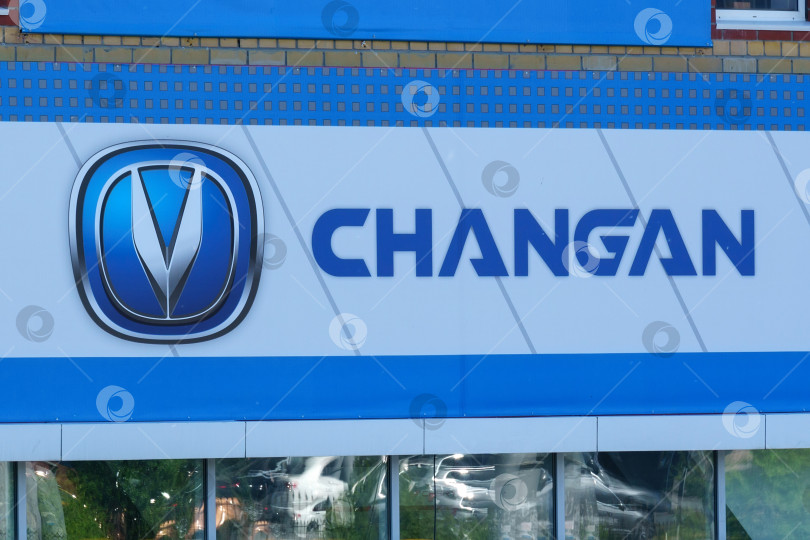 Скачать Тюмень, Россия - 3 июня 2021 года: Вывеска Changan Changan Automobile Group Co Ltd. - китайская автомобильная компания. фотосток Ozero