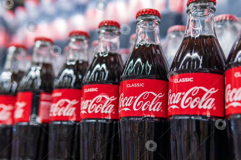 Скачать Тюмень, Россия - 21 апреля 2021 года: Напитки Coca-Cola производятся компанией Coca-Cola Company фотосток Ozero