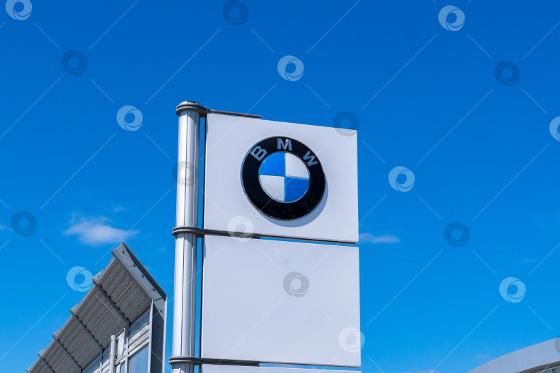 Скачать Тюмень, Россия - 8 июня 2021 года: Логотип BMW Bayerische Motoren Werke - немецкая компания по производству автомобилей, мотоциклов и двигателей фотосток Ozero