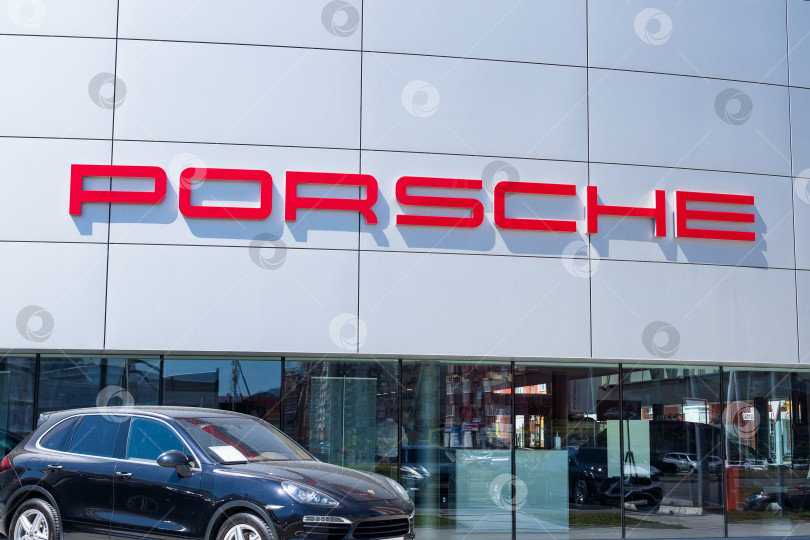 Скачать Тюмень, Россия - 8 июня 2021 года: продажи Porsche в Porsche Center. Немецкая компания по производству спортивных автомобилей, основанная в 1931 году фотосток Ozero