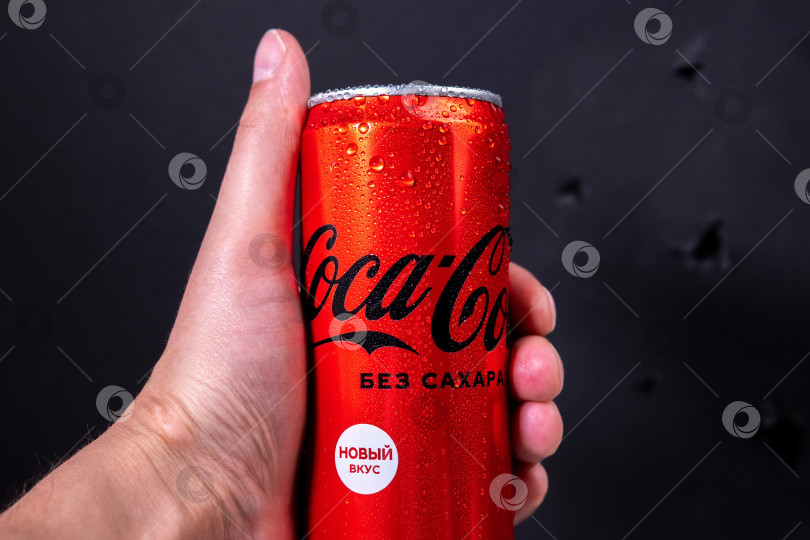 Скачать Тюмень, Россия - 25 мая 2021 года: напиток Coca-Cola на черном фоне. Напиток производится компанией Coca-Cola Company фотосток Ozero