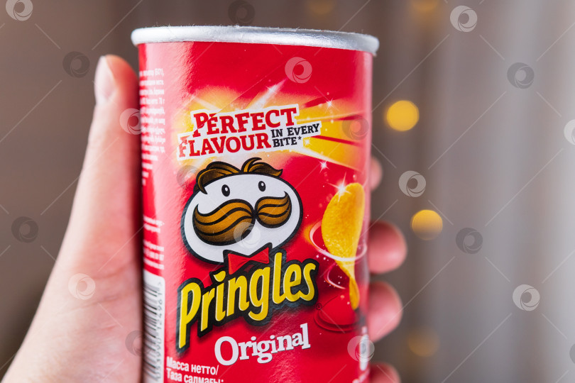 Скачать Тюмень, Россия - 26 апреля 2021 года: Чипсы Pringles являются оригинальными. Принадлежащий компании Kellogg, Pringles - это бренд картофельных чипсов в пакетиках фотосток Ozero