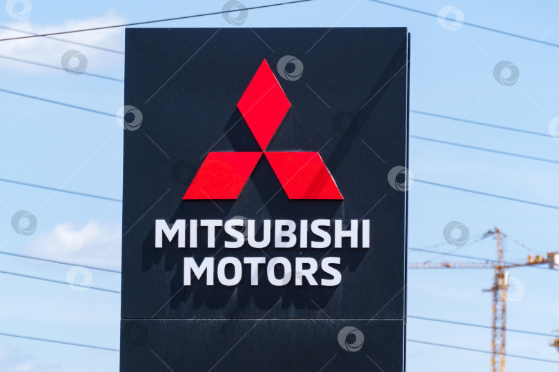 Скачать Тюмень, Россия - 8 июня 2021 года: логотип Mitsubishi Motors. Mitsubishi Group - это группа автономных японских компаний фотосток Ozero