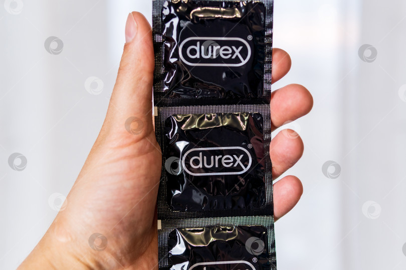 Скачать Тюмень, Россия - 22 апреля 2021 года: презервативы Durex в руках. Его используют для профилактики заболеваний, передающихся половым путем. Концепции здравоохранения фотосток Ozero