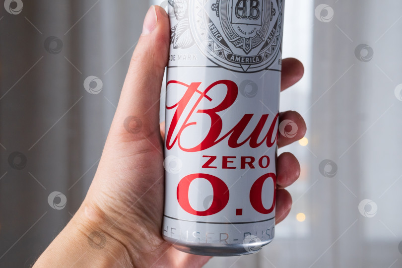 Скачать Тюмень, Россия - 26 апреля 2021 года: Металлическая банка пива Budweiser bud. произведено компанией Anheuser-Busch, представлено в Сент-Луисе. крупный план фотосток Ozero