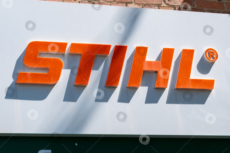 Скачать Тюмень, Россия - 4 июня 2021 года: Stihl - немецкий производитель бензопил и другого портативного электрооборудования фотосток Ozero