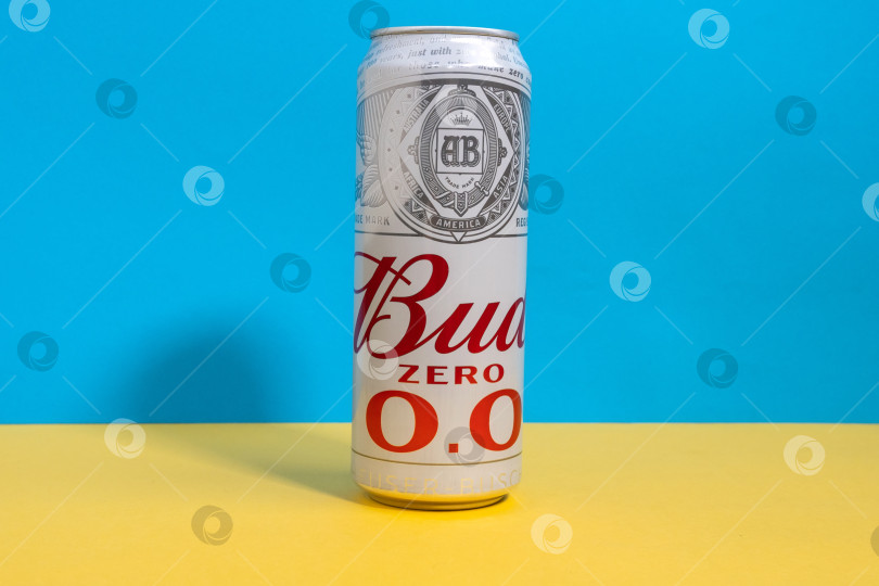 Скачать Тюмень, Россия - 21 июня 2021 года: Баночное пиво Bud, светлое светлое пиво в американском стиле производства Anheuser-Busch. Вертикальная фотография фотосток Ozero
