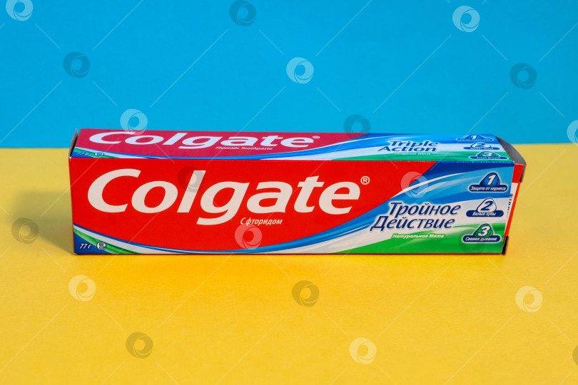 Скачать Тюмень, Россия - 21 июня 2021 года: Зубная паста Colgate. Colgate - это марка зубной пасты, производимая компанией Colgate-Palmolive фотосток Ozero