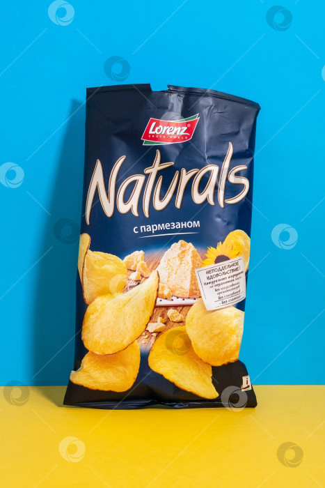 Скачать Тюмень, Россия - 21 июня 2021 года: Логотип Lorenz Naturals на упаковке картофельных чипсов с сыром пармезан крупным планом. фотосток Ozero