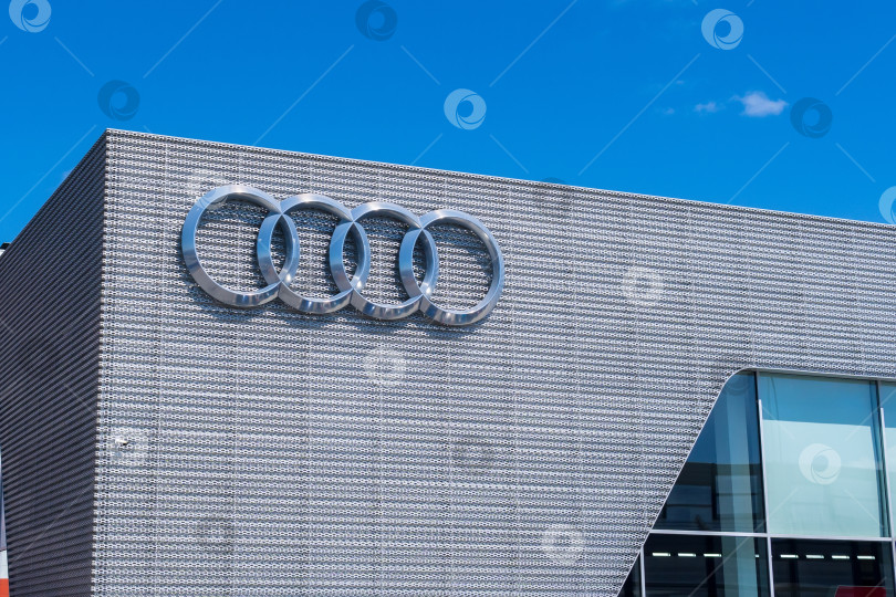 Скачать Тюмень, Россия - 8 июня 2021 года: логотип Audi на вывеске. Audi AG - немецкий производитель автомобилей. фотосток Ozero