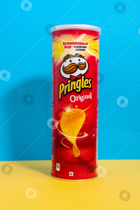 Скачать Тюмень, Россия - 21 июня 2021 года: Оригинальные чипсы Pringles. Pringles - это марка картофельных чипсов. Вертикальная фотография фотосток Ozero