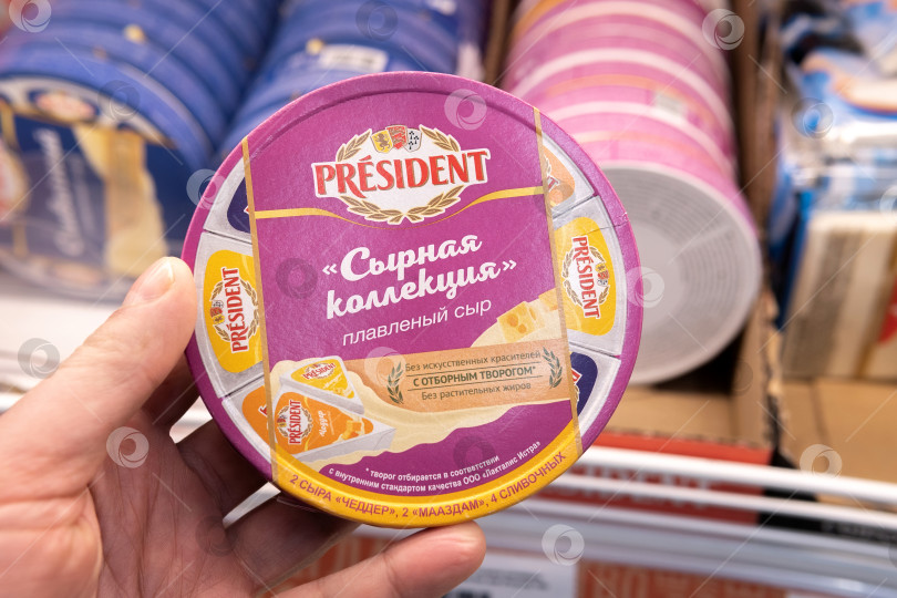 Скачать Тюмень, Россия - 31 января 2021 года: плавленый сливочный сыр средней жирности President. продажа в супермаркете фотосток Ozero