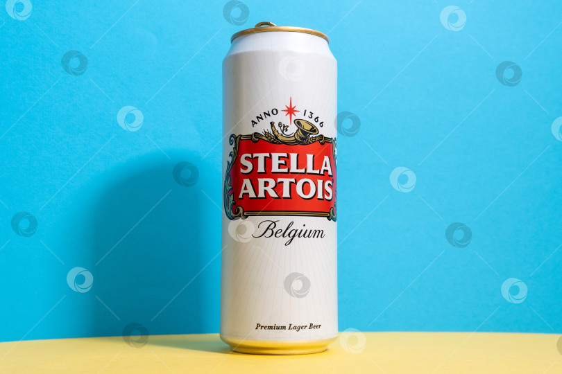 Скачать Тюмень, Россия - 17 апреля 2021 года: Банка пива Stella Artois на разноцветном фоне. отличное бельгийское пиво фотосток Ozero