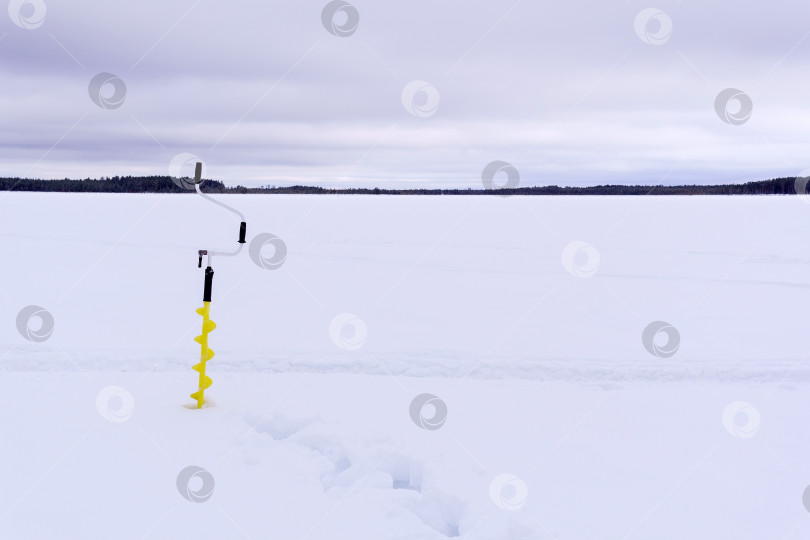 Скачать снаряжение для зимней рыбалки на льду. дрель для зимней рыбалки. место для копирования текста фотосток Ozero