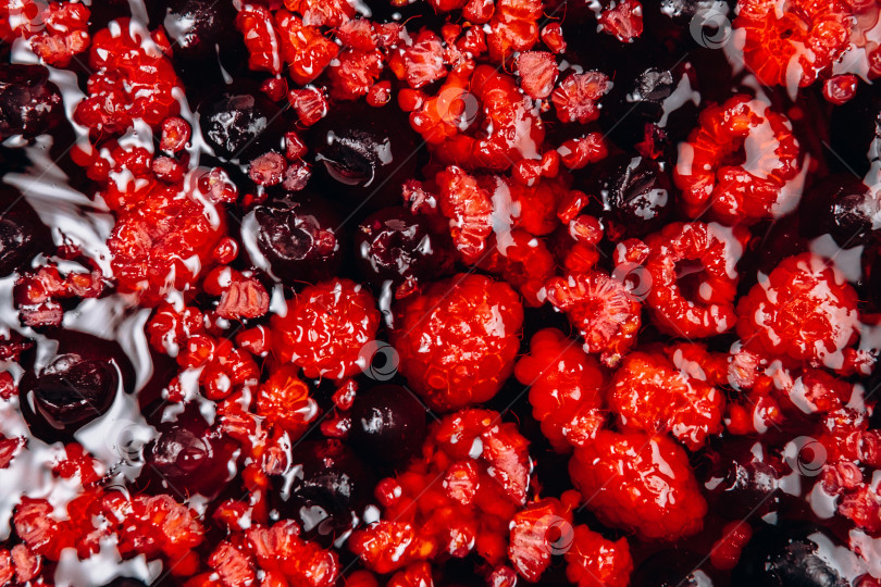Скачать Фон из ягод, желейная текстура малины. Красные ягоды, макро. Вид сверху, плоская поверхность фотосток Ozero