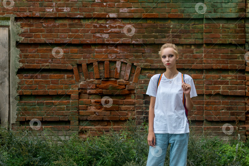 Скачать портрет девочки-подростка с символом ЛГБТ на фоне старого здания фотосток Ozero