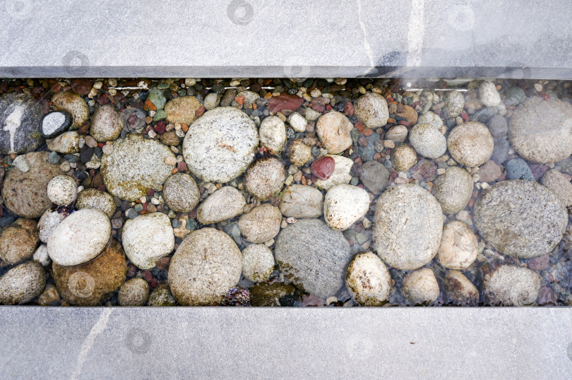 Скачать Круглые камни (галька) в чистой воде фотосток Ozero