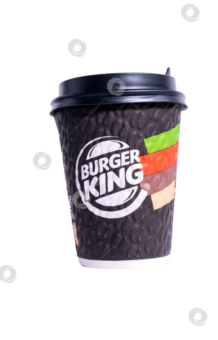 Скачать Тюмень, Россия - 25 мая 2021 года: Кофейный кубок Burger Kings. Американский ресторан быстрого питания. Изолированный на белом фоне фотосток Ozero