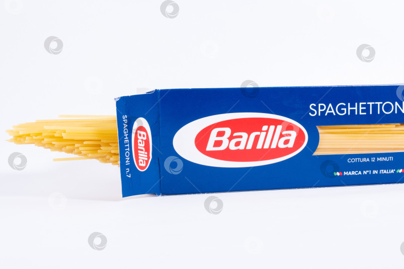 Скачать Тюмень, Россия - 25 мая 2021 г.: Упаковка спагетти Barilla, выделенная на белом фоне. фотосток Ozero