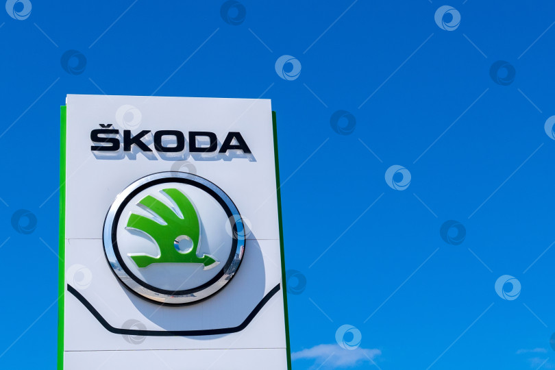 Скачать Тюмень, Россия - 8 июня 2021 года: Производитель автомобилей Skoda Auto с логотипом компании Volkswagen Group. фотосток Ozero