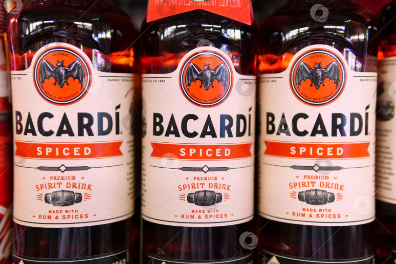 Скачать Тюмень, Россия - 21 апреля 2021 года: Бутылки рома Bacardi spiced в магазине фотосток Ozero