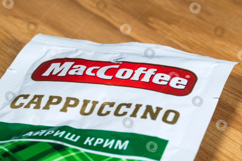 Скачать Тюмень, Россия - 25 мая 2021 года: MacCoffee в упаковке крупным планом selective focus. фотосток Ozero