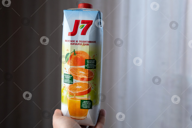Скачать Тюмень, Россия - 4 июня 2021 года: сок с логотипом J7 с апельсином. Избирательный фокус фотосток Ozero