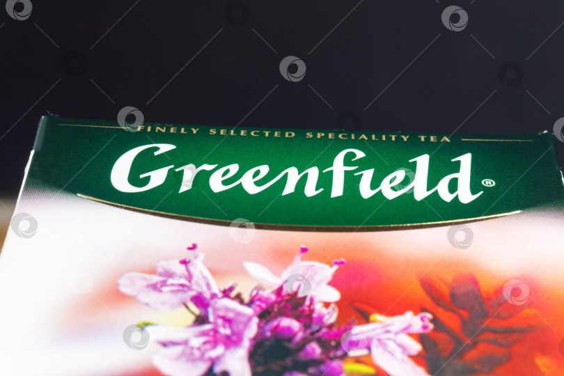 Скачать Тюмень, Россия - 25 мая 2021 года: Чай в пакетиках Greenfield Spring Melody. Производится компаниями Orimi Trade и Greenfield Tea ltd. фотосток Ozero