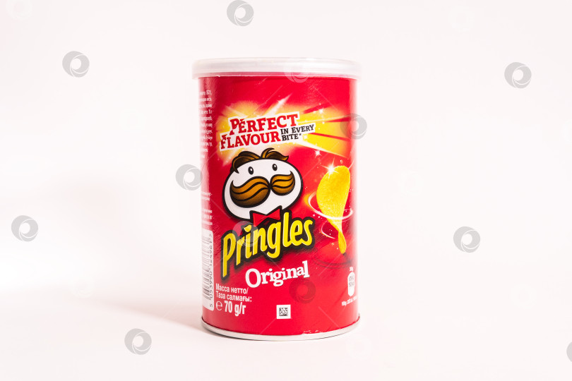Скачать Тюмень, Россия - 21 июня 2021 года: Оригинальные чипсы Pringles. Pringles - это марка картофельных чипсов. На белом фоне фотосток Ozero