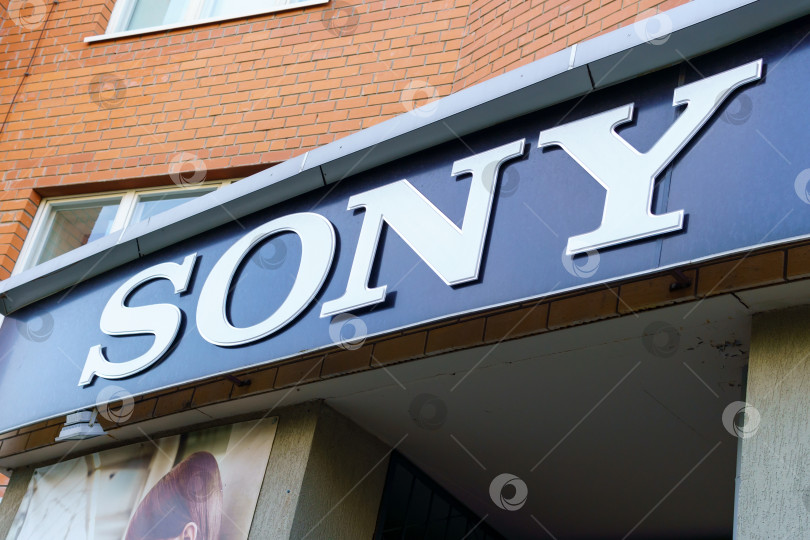 Скачать Тюмень, Россия - 02 июля 2021 года: Логотип Sony - японской многонациональной корпорации-конгломерата со штаб-квартирой фотосток Ozero