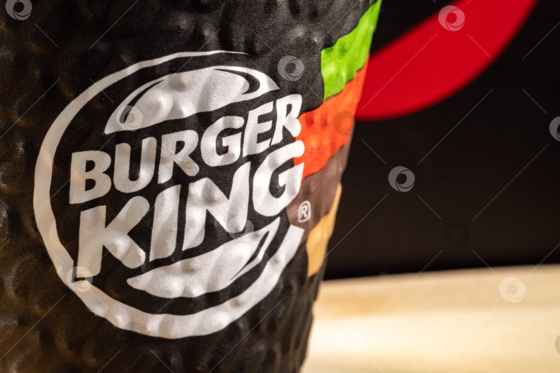 Скачать Тюмень, Россия - 25 мая 2021 года: Кофейный кубок Burger Kings. Американский ресторан быстрого питания. Логотип крупным планом фотосток Ozero